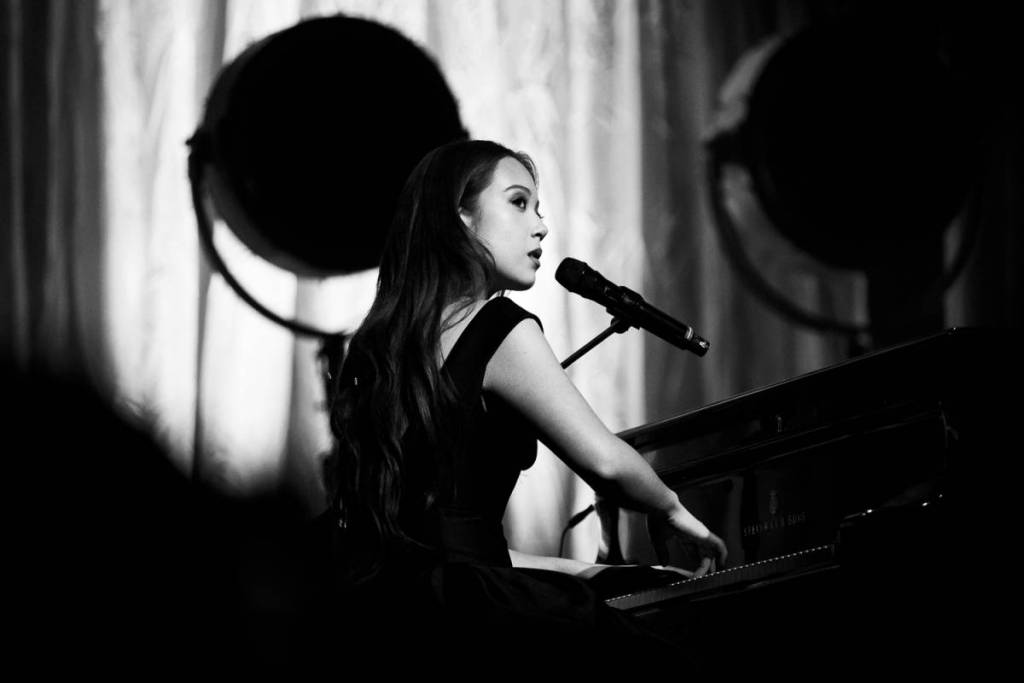 La musicienne Laufey joue sur un piano à queue
