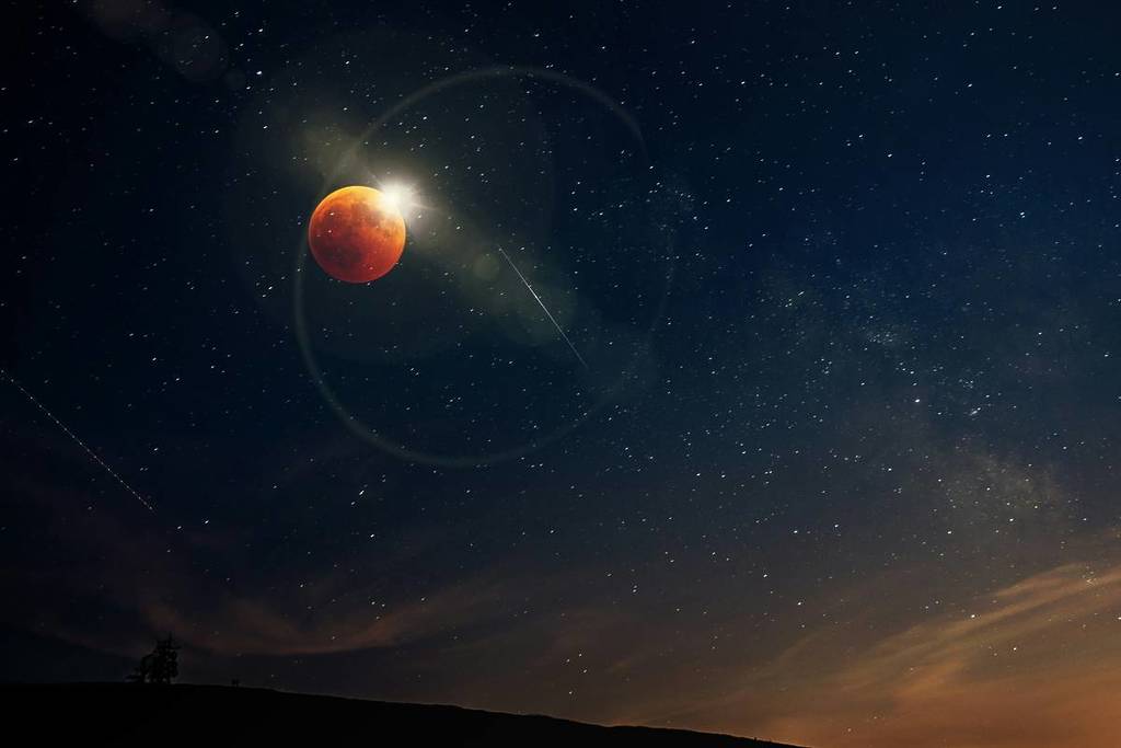 Cuerpos celestes en el eclipse solar parcial