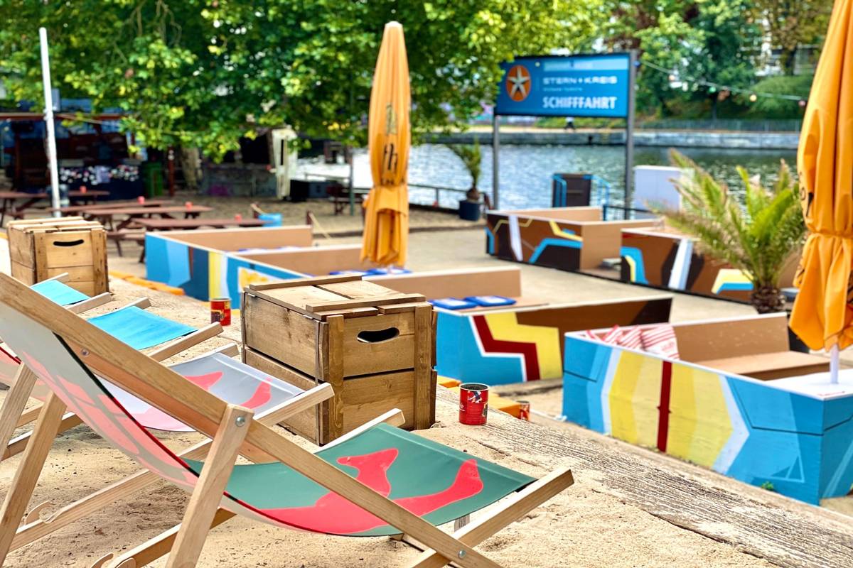 Liegestühle an der Strandbar Gestrandet