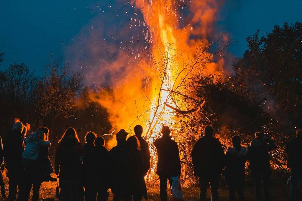 Ein Osterfeuer brennt bei Berlin.