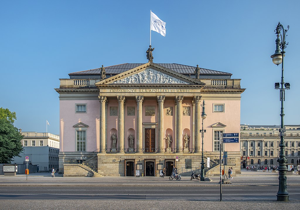 Außenfassade der Berliner Staatsoper Unter den Linden