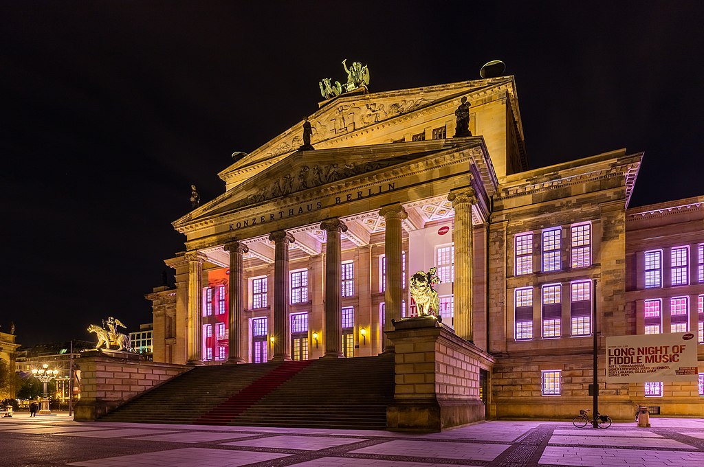 Konzerthaus Berlin von außen bei Nacht mit Lichtern