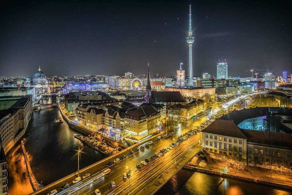 Skyline von Berlin mit Sicht auf die Spree bei Nacht