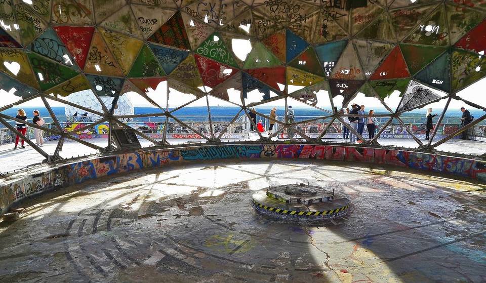 Auf über 120 Metern Höhe beherbergen die Ruinen der früheren NSA-Abhörstation rund 2.400 m² Street Art – Europas größte Open-Air-Galerie mit über 400 Werken