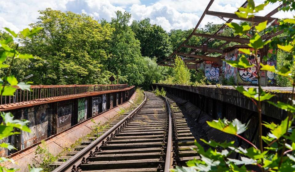 Seit 45 Jahren stillgelegt – diese denkmalgeschützte Geisterbahnstrecke in Berlin ist eines der letzten Bahnrelikte und heute auf 4,5 km frei zugänglich