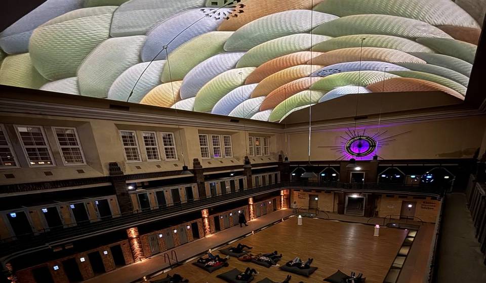 Het 97 jaar oude verlaten zwembad in Berlijn-Lichtenberg komt nog even tot leven met meer dan 63.000 led-lampjes, meer dan 150 visuele werken en een nieuwe highlight.