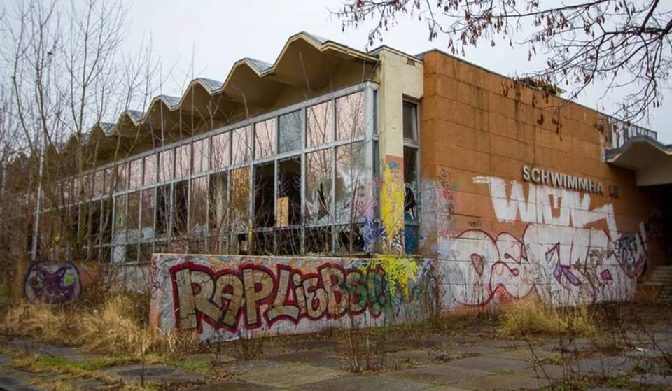 En 2029, l&rsquo;ancienne plus grande piscine de Berlin-Est devrait reprendre vie sous la forme d&rsquo;un hall fonctionnel compact avec un bassin de 25 mètres, pour un coût pouvant atteindre 22 millions d&rsquo;euros.