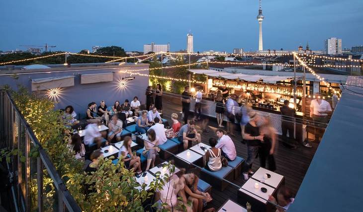 Die 6 besten Rooftops in Berlin – für den perfekten Sundowner mit Aussicht, Vibe &#038; Drink