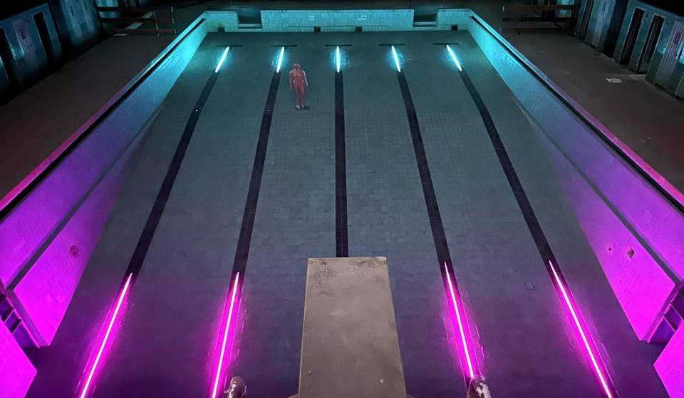 Das 97 Jahre alte verlassene Schwimmbad in Berlin-Lichtenberg lebt ab sofort neu auf mit über 63.000 LED-Lichtern, mehr als 150 visuellen Werken und neuem Highlight