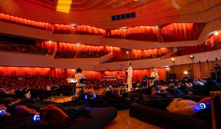 Traumkonzert Tour 2026 – Das Liegekonzert: Erlebt ein Konzert aus völlig neuer Perspektive, bei dem ihr euch im Liegen zu beruhigenden Klängen entspannen könnt