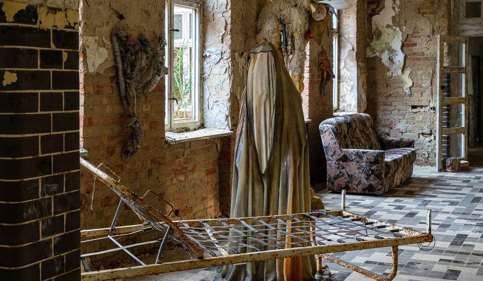 30 km from Berlin lies a sanatorium founded in 1896 on around 34 hectares – once a tuberculosis clinic and location for German horror films, today a dilapidated lost place