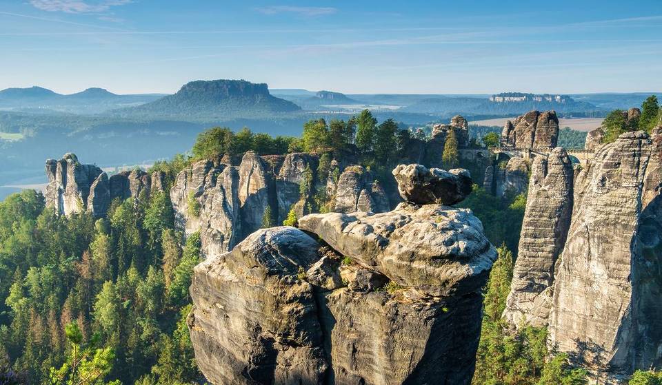 À environ 3 heures de Berlin, vous pouvez visiter le seul parc national de roches d&rsquo;Allemagne &#8211; avec plus de 1000 formations de grès et environ 1200 km de sentiers de randonnée.