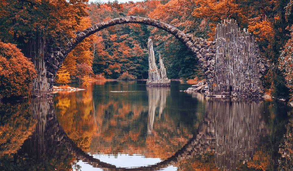 A seulement 2 heures de Berlin, vous atteindrez le « Pont du Diable » &#8211; décor de « L&rsquo;apprenti sorcier » (2017) et, avec 200 hectares, l&rsquo;un des plus grands complexes de rhododendrons d&rsquo;Allemagne.
