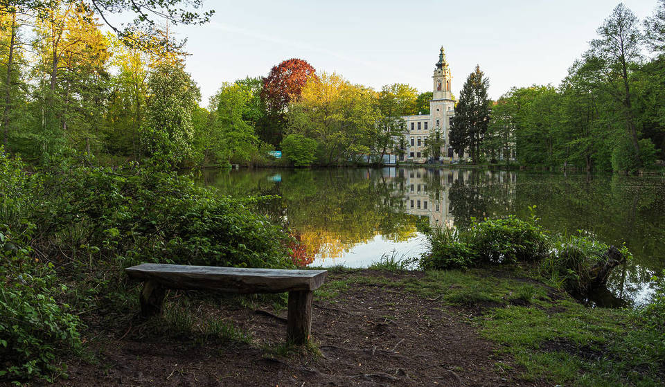 Heinrich Himmler and Erich Mielke celebrated parties in this almost 300-year-old castle just 30 minutes from Berlin &#8211; today it is a lost place and serves as a film set for famous series such as Babylon Berlin
