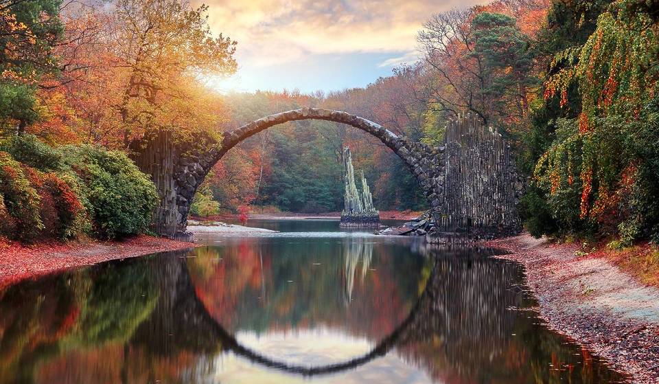 Nur 2 Stunden von Berlin erreicht ihr die „Teufelsbrücke“ – Kulisse aus „Der Zauberlehrling“ (2017) und mit 200 Hektar eine der größten Rhododendrenanlagen Deutschlands