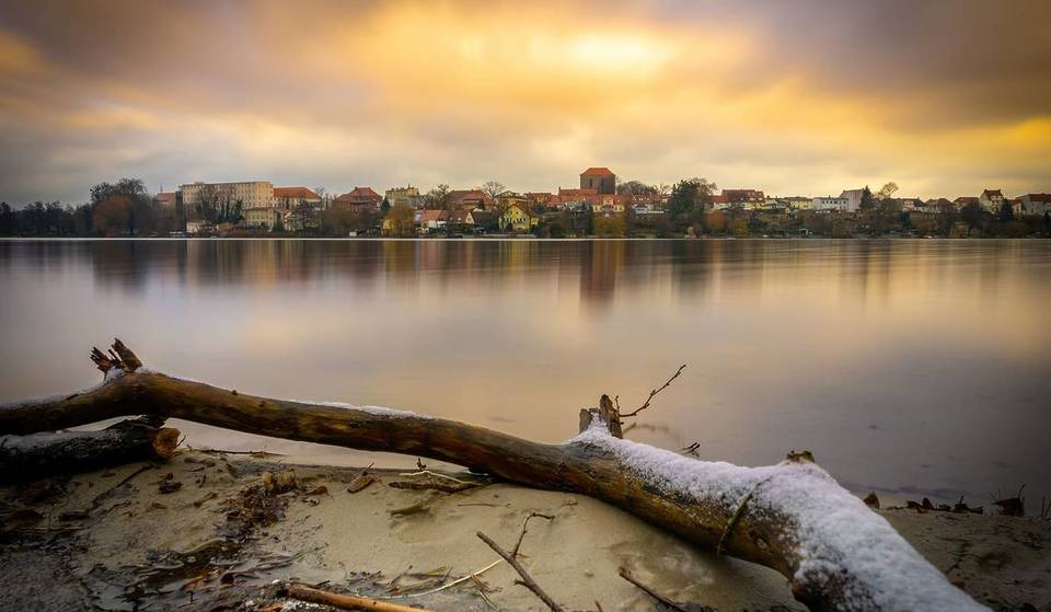 A seulement 20 minutes de Berlin, tu trouveras la « ville verte au bord du lac » avec 3.000 hectares de forêt et 300 hectares d&rsquo;eau, où circule le seul bac aérien d&rsquo;Europe.