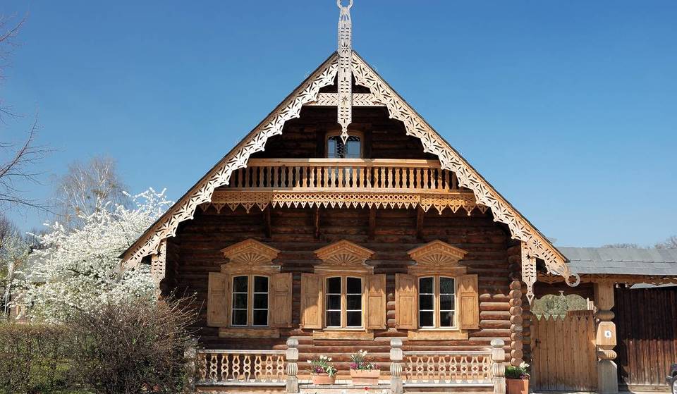 A 35 km de Berlin se trouve une colonie russe avec 14 fermes et la plus ancienne église orthodoxe russe d&rsquo;Allemagne &#8211; construite en 1826 comme cadeau pour 62 soldats et aujourd&rsquo;hui classée au patrimoine mondial de l&rsquo;UNESCO.