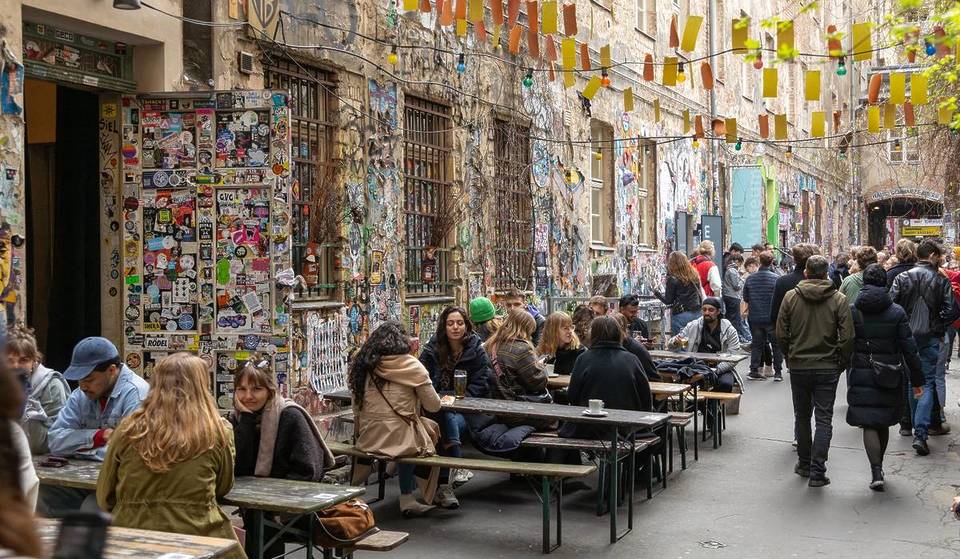 Met 8 met elkaar verbonden binnenhoven, 80 appartementen en in totaal 27.000 m² is dit het grootste commerciële binnenhofensemble van Duitsland &#8211; en nodigt je uit om te winkelen, te eten en van cultuur te genieten.