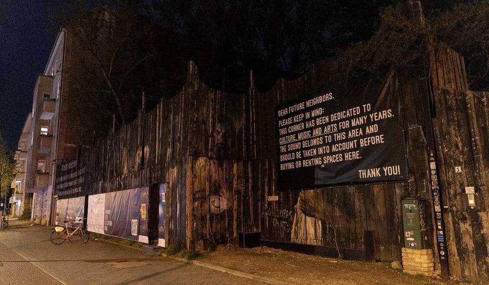 Un labyrinthe dans un vieil immeuble d&rsquo;habitation : ce club techno berlinois a l&rsquo;air « normal » de l&rsquo;extérieur, mais c&rsquo;est une fête maison sauvage sur plusieurs étages