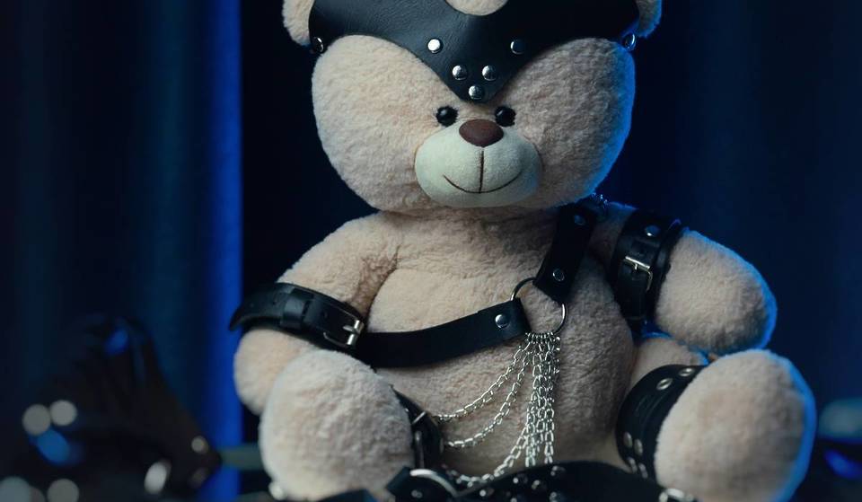 &#8220;Spijkerbroeken en T-shirts zijn verboden&#8221;: De strikte (en bizarre) dresscode die je moet volgen voor de beruchtste club van Berlijn