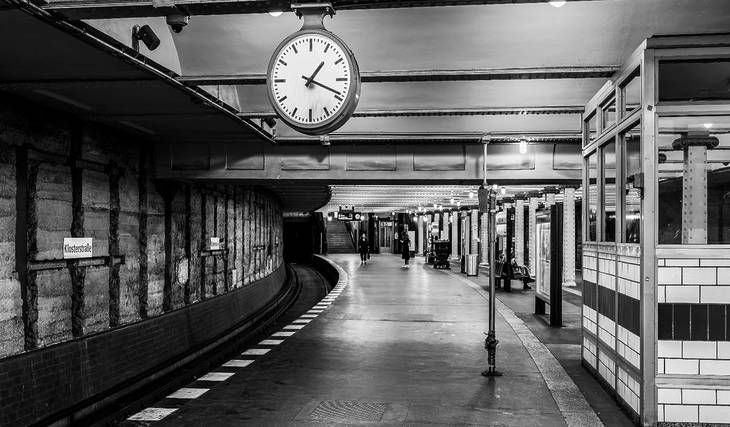 Dieser belebte Berliner U-Bahnhof ist ein geheimer Atombunker – gebaut für 3.300 Menschen im Kriegsfall