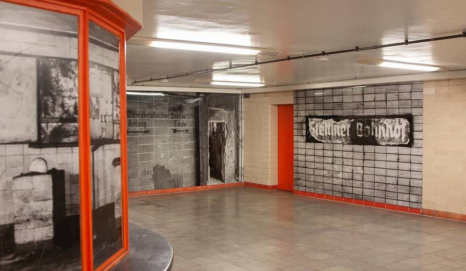 Dit treinstation in Berlijn was 28 jaar lang een &#8220;spookstation&#8221; &#8211; bewaakt door gewapende DDR-soldaten