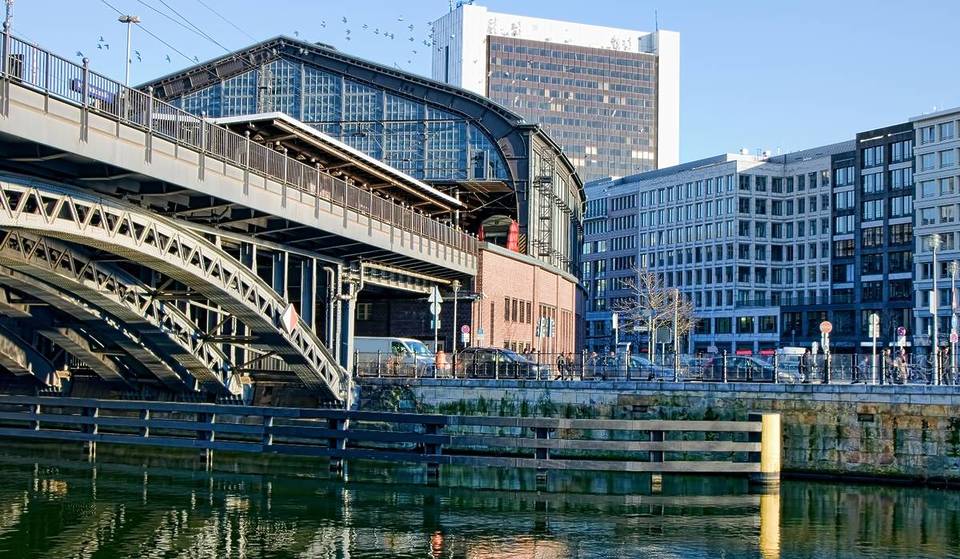 Evacuazione in una delle stazioni ferroviarie più importanti di Berlino: come un incidente spettacolare di 13 anni fa è responsabile della chiusura di così tanti negozi