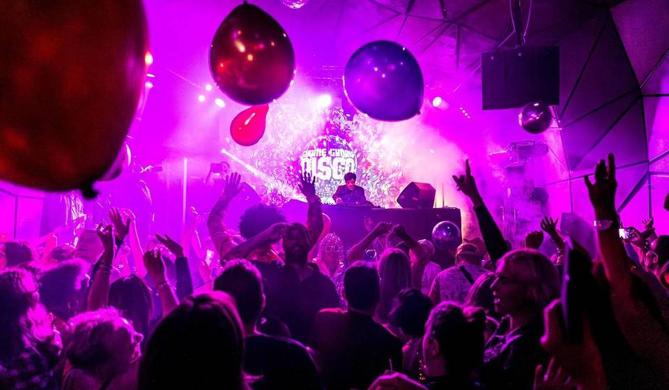 En route pour la piste de danse : la musique disco est de retour ! Lors de cette soirée épique à Berlin, vous pourrez écouter les plus grands tubes d&rsquo;ABBA, Cher, des Bee Gees et bien d&rsquo;autres.