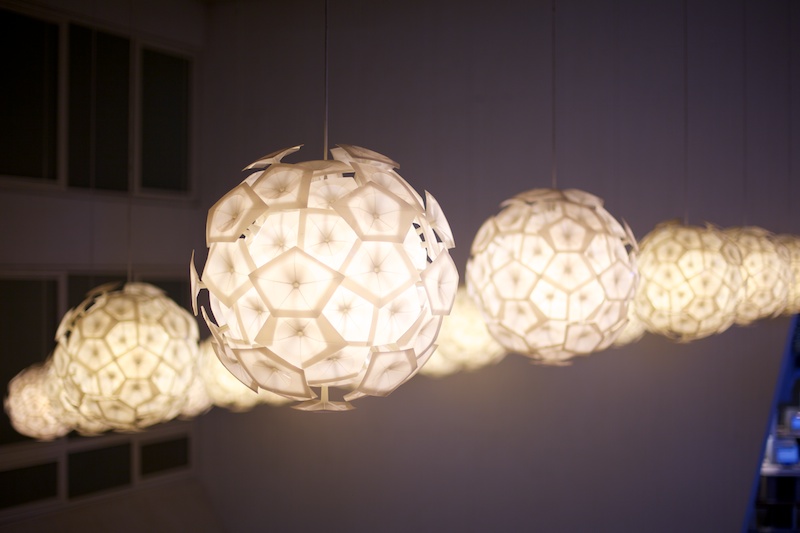 Die Philharmonieleuchte im Treppenaufgang der Staatsbibliothek zu Berlin