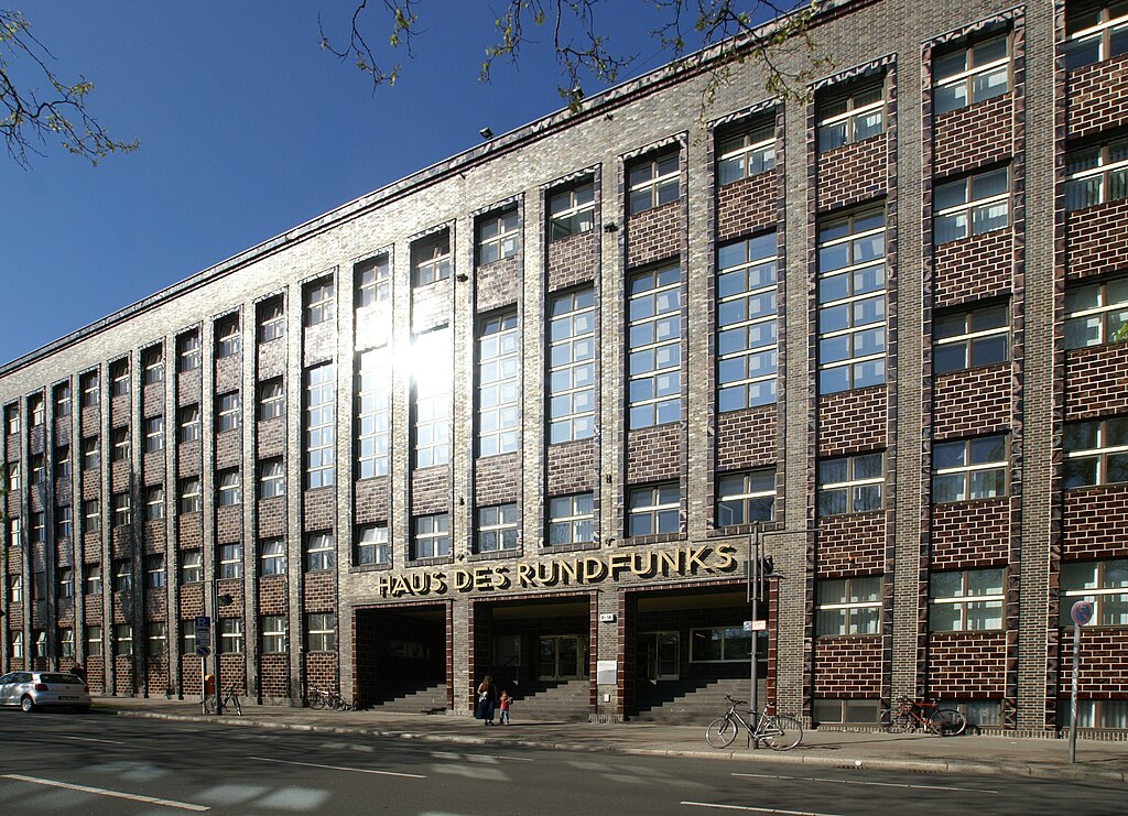 Außenfassade des Haus des Rundfunks in Berlin bei Tag