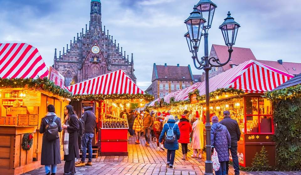 Mit dem ICE zum schönsten Weihnachtsmarkt Deutschlands: Reist von Berlin in nur wenigen Stunden ins „Städtlein aus Holz und Tuch“ und probiert den berühmtesten Lebkuchen der Welt!