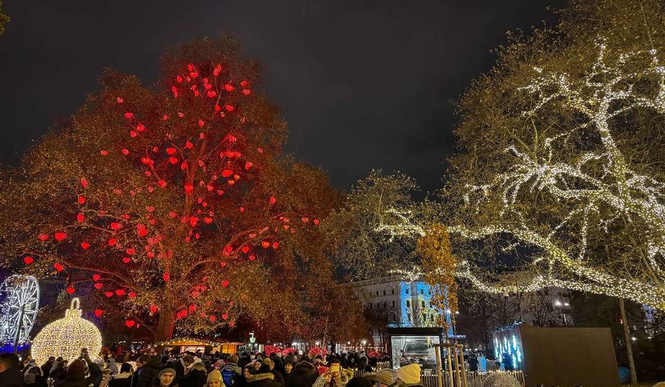 Der romantischste Weihnachtsmarkt Europas und zugleich einer der größten: Der Herzerlbaum aus 200 leuchtenden Herzen lädt zum Verlieben ein – nur eine Direktzugfahrt von Berlin entfernt