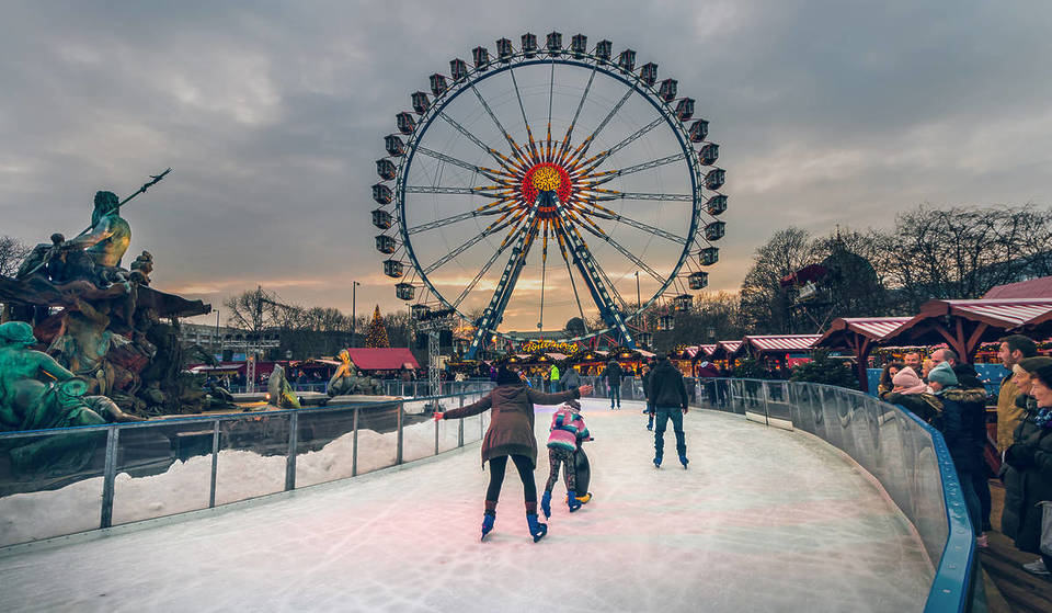 Sur la patinoire de Noël la plus célèbre de Berlin – directement devant la tour de télévision – vous pouvez patiner gratuitement sur 600 mètres carrés.