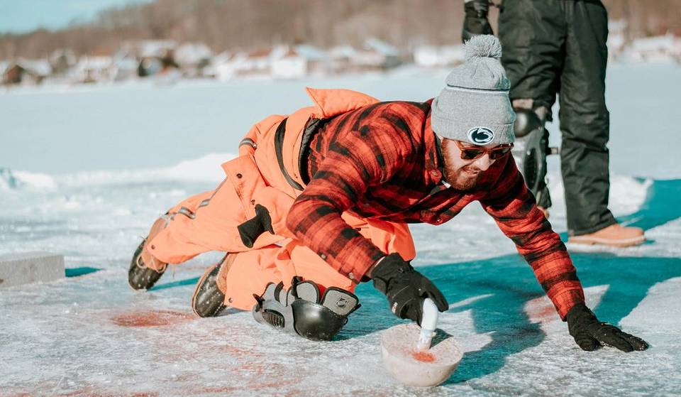Echtes Winterfeeling auf echtem Eis: Nur hier könnt ihr in Berlin Eisstockschießen auf 6 Echteisbahnen erleben, die vollständig mit erneuerbaren Energien betrieben werden