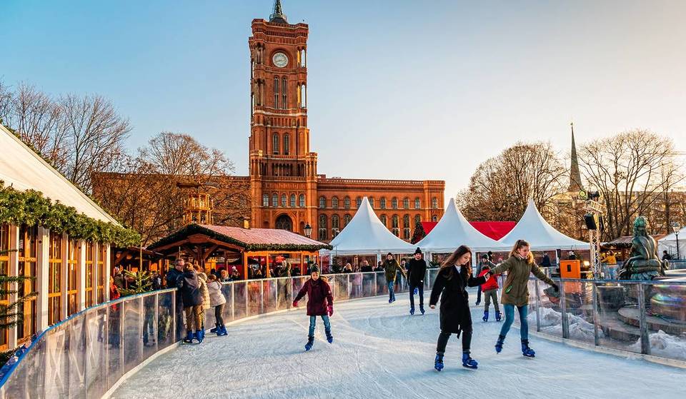 Deslícese sobre 600 m² de hielo real: la segunda pista de hielo temporal más grande de Europa está en Berlín, rodeada de festivos puestos navideños