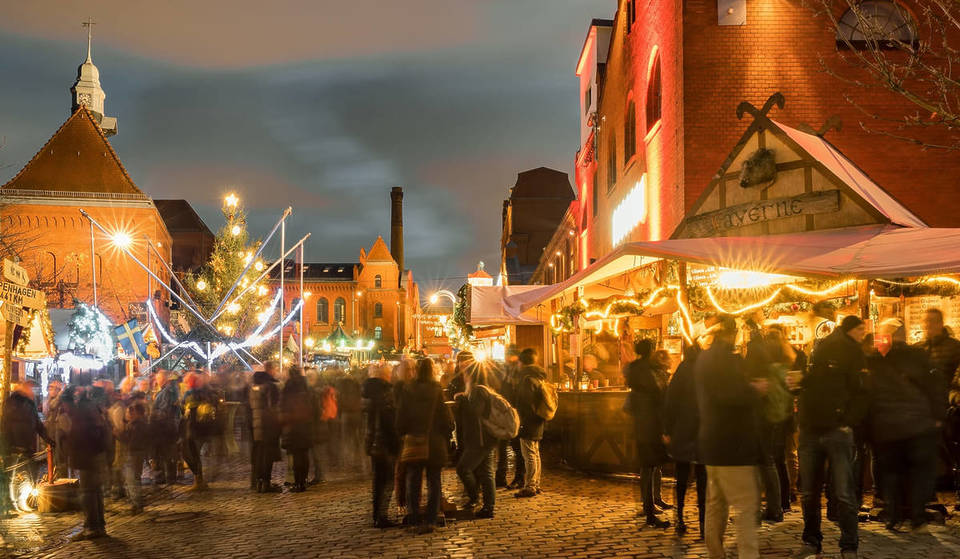 Une fête particulièrement lumineuse dans l&rsquo;obscurité de décembre : ce marché de Noël berlinois célèbre la porteuse de lumière « Santa Lucia » avec des feux suédois.