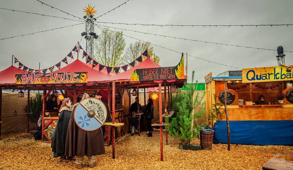 Pour Noël, revenez 1500 ans en arrière : ce marché de Noël historique de Berlin vous transporte directement au Moyen Âge avec ses saltimbanques et ses cracheurs de feu.