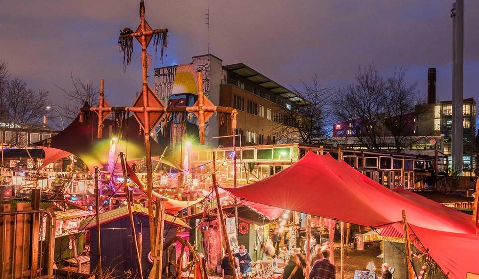 Le marché de Noël le plus confortable et le plus décalé de Berlin : du bateau-sauna à la légendaire fondue chaude en passant par la télédisque – le tout encadré par des arts du feu spectaculaires