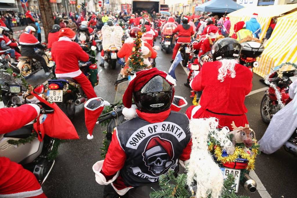 Hunderte Weihnachtsmänner