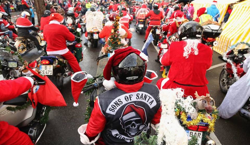 Des centaines de Pères Noël sillonnent Berlin : sur leurs scooters et leurs motos, ils répandent non seulement la joie festive, mais aussi des cadeaux pour les personnes dans le besoin !