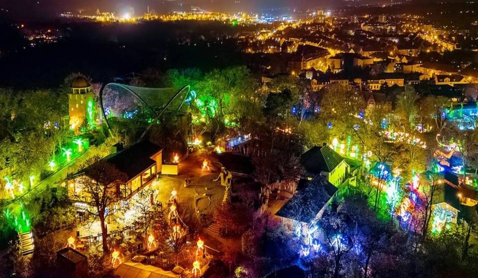 1,5 Stunden von Berlin findet Deutschlands größte Lichtshow mit neuer Fantasy-Ausstellung statt: Über 15.000 Lichter illuminieren tausende handgefertigte chinesische Laternenfiguren