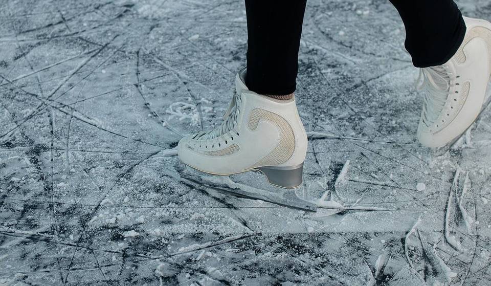 A sólo 90 minutos de Berlín: este antiguo centro de esquí cubierto ofrece ahora una auténtica sensación alpina patinando sobre hielo