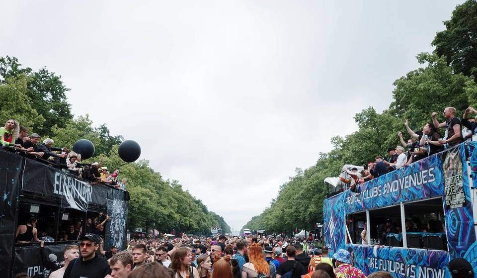 De langste oudejaarsdansvloer ter wereld in Berlijn: na veel gekibbel brengt het nieuwe jaar vrede – met een megademo met 16 technotrucks, 100 dj’s en een enorm vuurwerk!