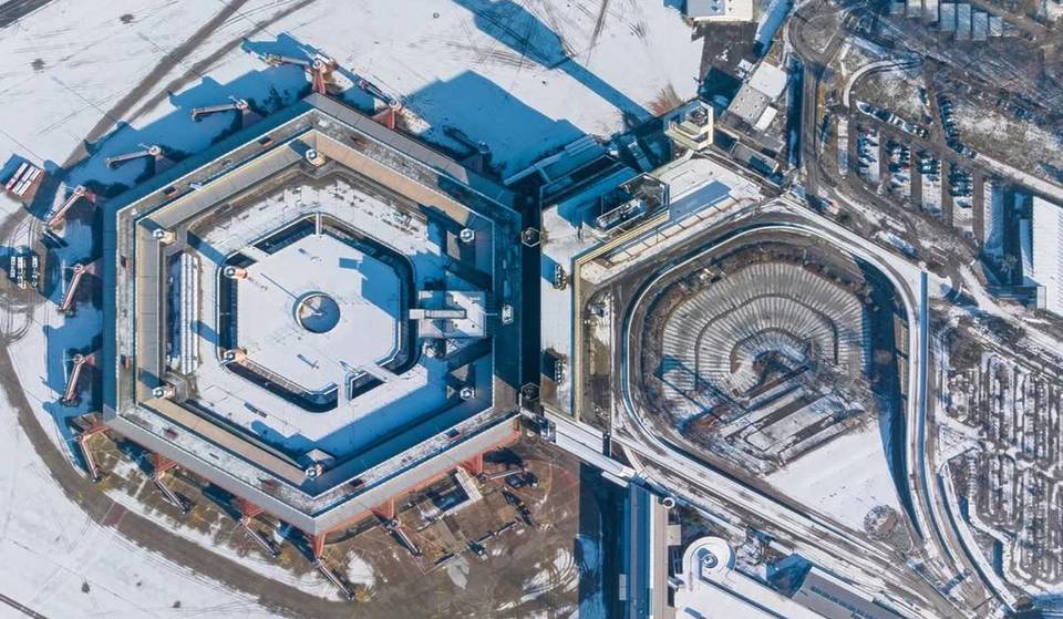 Nur noch 1 Woche lang in Berlin: Exklusives Après-Ski am ehemaligen Flughafen mit echtem Schweizer Chalet, feinem Alpen-Menü, Eisstockschießen & Schneespielen – perfekt für Firmen- und Gruppen-Events!