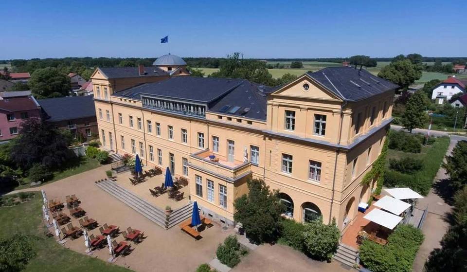 Celebre San Valentín a sólo 45 minutos de Berlín en uno de los castillos nobiliarios más antiguos de Brandeburgo: cena de rosas de 3 platos en el invernadero y oración romántica con bendición