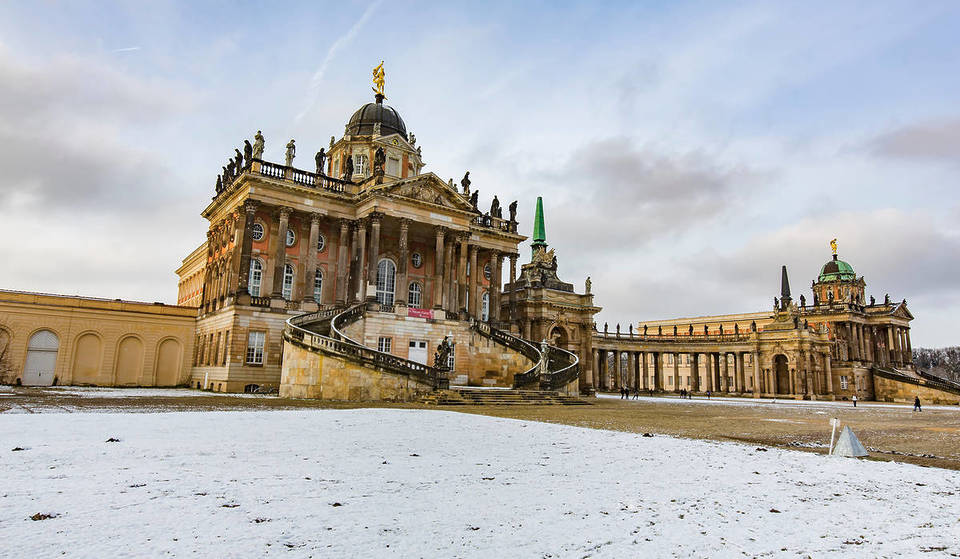 Nur 40 Minuten von Berlin entfernt liegt ein fast 300 Jahre altes Königsschloss, das auch „preußliches Versailles“ genannt wird