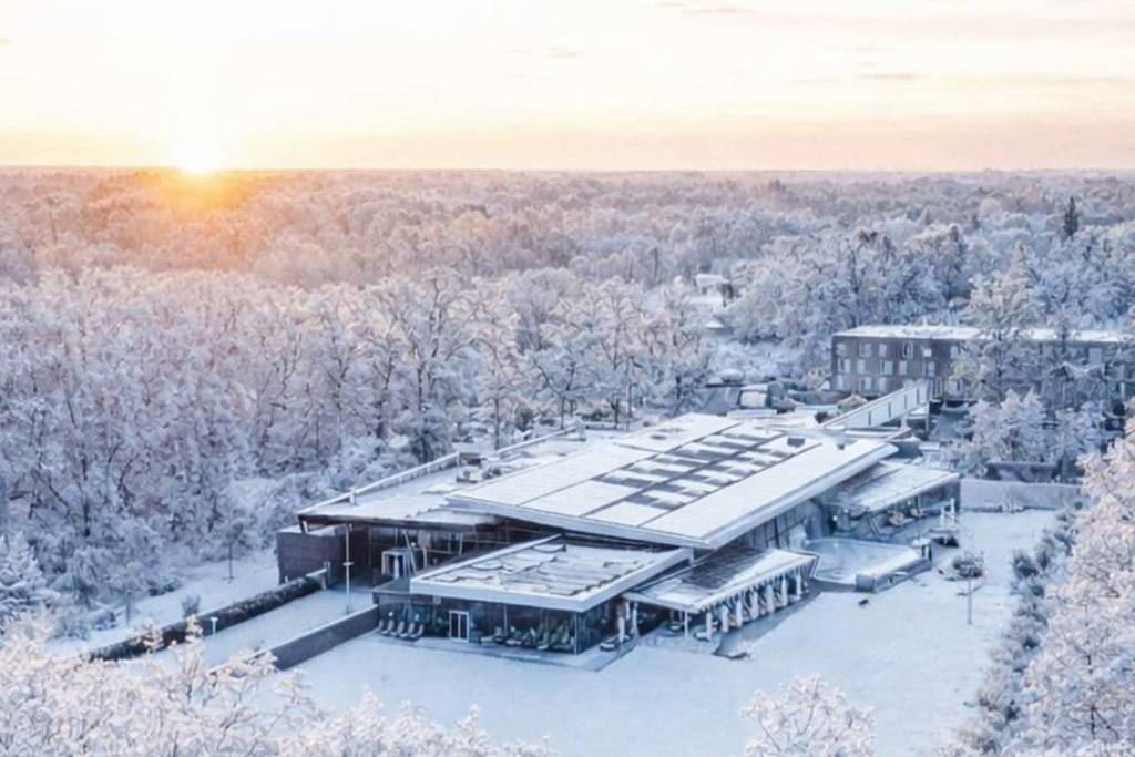 Nur 1 Stunde von Berlin zum modernen Solebad im Herzen des UNESCO-Biosphärenreservats: Thermalsole aus 1.350 m Tiefe, ein Saunagarten mit bis zu 95 °C, Wasserschwebebett & mehr!