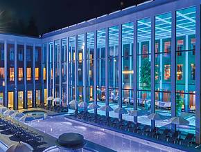 À seulement 55 minutes de Berlin, tu trouveras les bains thermaux les plus modernes d&rsquo;Allemagne : deux véritables remèdes naturels – les applications de boue naturelle et l&rsquo;eau salée naturelle de la source Catharinenquelle – sont utilisés ici !