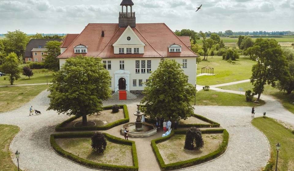 Just 1.20 hours from Berlin to the perfect Valentine’s Day getaway in a listed neo-baroque castle: 4-course dinner, nighttime game drive in an e-cart, wellness, golf, and more!