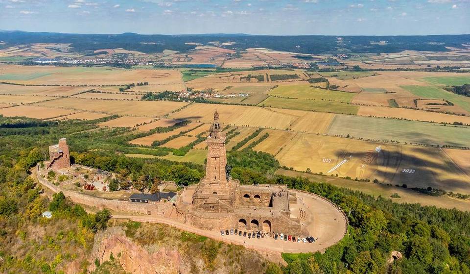A circa 2,5 ore da Berlino si trova uno dei monumenti più grandi della Germania: un’architettura monumentale alta 81 metri con oltre 247 gradini e il pozzo più profondo del mondo.
